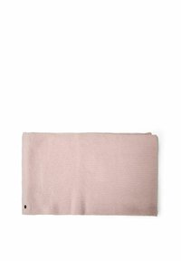 Coperta rosa con texture a costine, ripiegata ordinatamente. Un piccolo punto nero è visibile in un angolo.