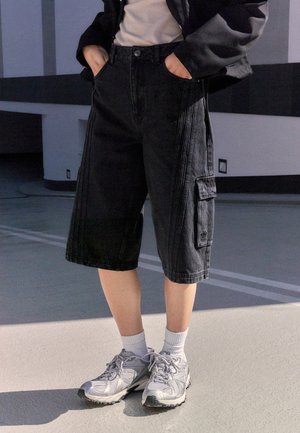 CAPRI - Jeans Shorts - black