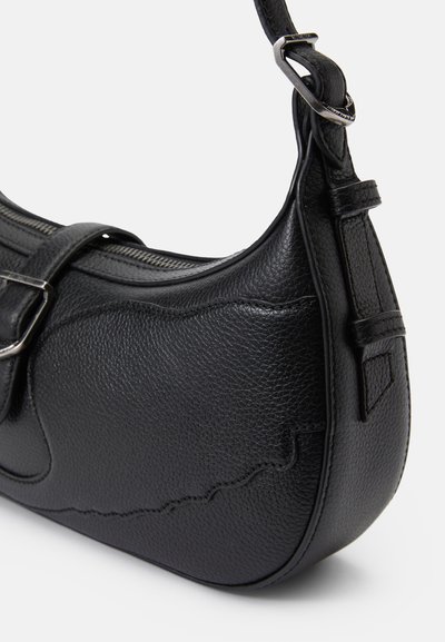 Sort læder skuldertaske med en tekstureret overflade, buet form og sølvfarvet hardware. Har lynlås og en justerbar rem.