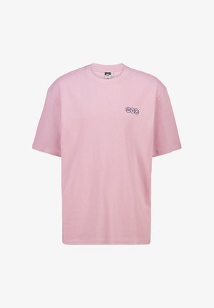 Helles rosa Baumwoll-T-Shirt mit kurzen Ärmeln, Rundhalsausschnitt und gesticktem "NYC"-Logo in Dunkelblau auf der linken Brustseite.