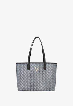 Grau gemusterte Tragetasche mit schwarzen Lederakzenten, oberen Griffen und einem goldenen Logo in der Mitte. Rechteckige Form mit strukturierter Oberfläche.