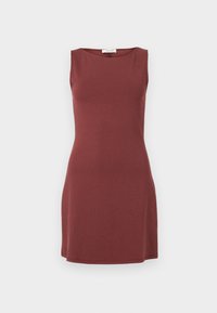 Robe sans manches de couleur rouge profond, fabriquée en tissu doux. Présente un col rond et une silhouette ajustée qui s'évase légèrement à l'ourlet.