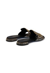 Sandali neri a scivolo con una parte superiore testurizzata, decorati con strass dorati e argentati, presentano una punta aperta e una suola piatta.