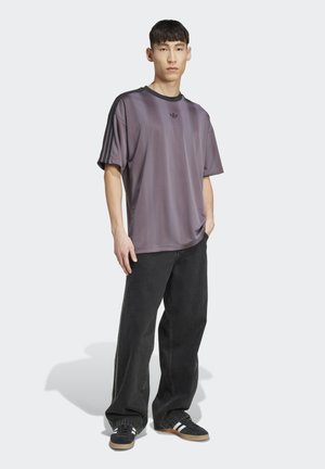 Camiseta de jersey de manga corta morada con un cuello negro acanalado, que presenta rayas verticales y tres rayas diagonales negras en las mangas.