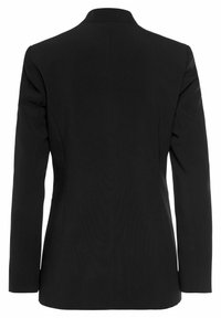 Musta räätälöity blazer nähtynä selkäpuolelta, jossa on pitkät hihat ja hieman muotoiltu vyötärö.