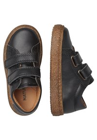 Scarpe nere in pelle con due cinture in velcro, punta arrotondata e suola in gomma marrone texture. Parte superiore liscia con cuciture dettagliate.