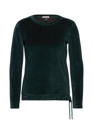 Top de terciopelo verde de manga larga con cuello redondo, que cuenta con un cordón en el dobladillo, textura suave y silueta ajustada.