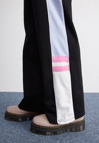 Ellesse HILANTA TRACK PANT - Spodnji deli trenirk - black