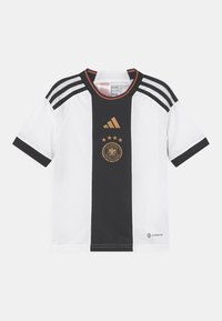 Camiseta de fútbol Adidas con bloques de color blanco y negro, cuello redondo, tres rayas negras en los hombros y logo dorado del equipo con estrellas.