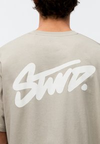 PULL&BEAR WITH LOGO - T-shirts print - beige