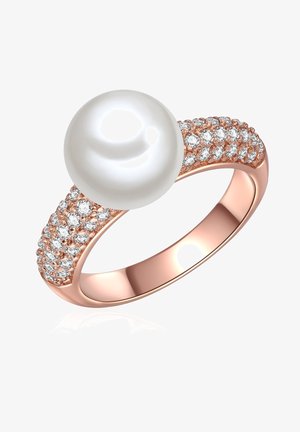 Anillo de oro rosa con una gran perla blanca y una banda adornada con pequeños gemas transparentes, que crean una superficie texturizada y brillante.