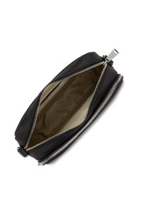 Borsetta in pelle nera con finitura liscia, dotata di chiusura centrale a zip e una fodera interna beige a contrasto. Cerniera e accessori in tono argento.
