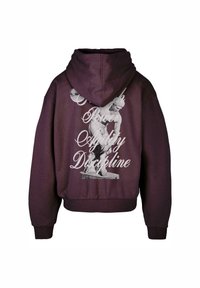 Sudadera con capucha en púrpura oscuro, con una gráfica de una escultura en la parte de atrás, acompañada de texto blanco que dice "Paz, Agilidad, Disciplina."