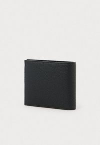 Portafoglio bifold in pelle nera testurizzata chiuso su uno sfondo chiaro e semplice.