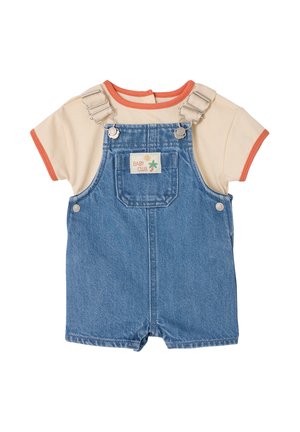 Cremefarbener kurzärmeliger Strampler mit orangefarbener Umrandung, kombiniert mit blauen Denim-Latzshorts mit verstellbaren Trägern und einer Fronttasche mit "Baby Club"-Patch.