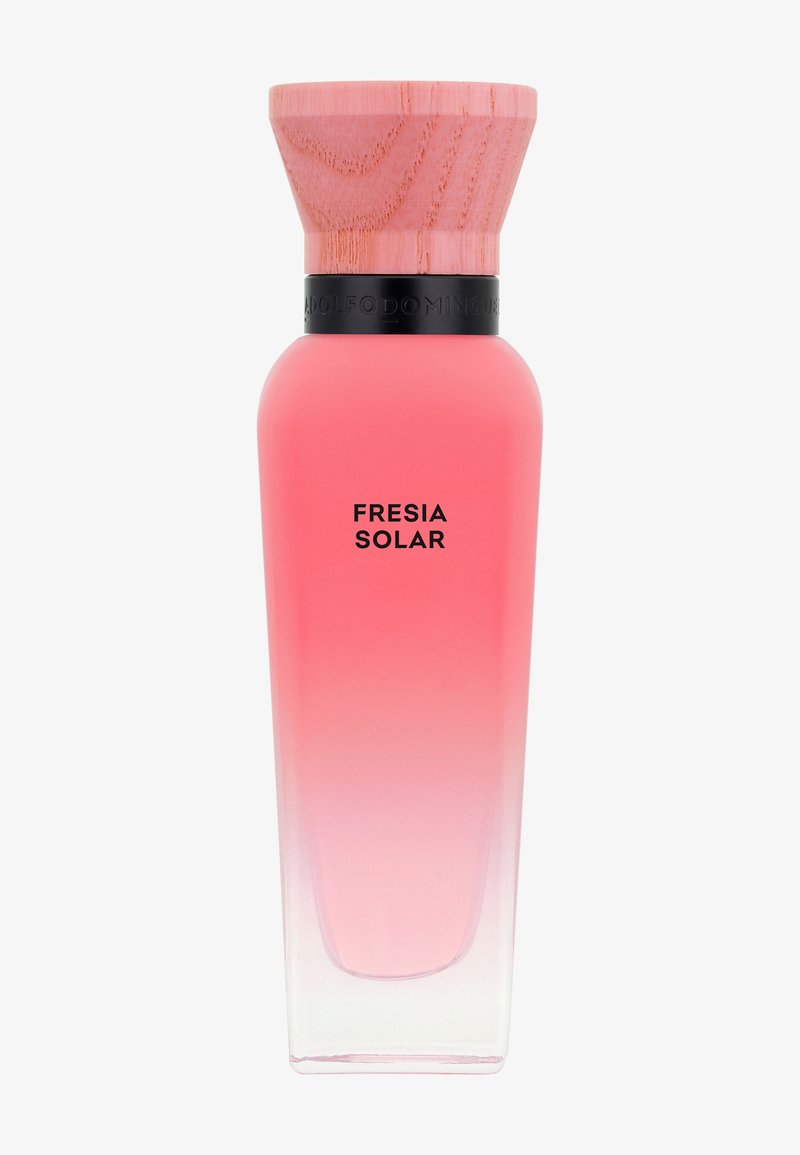 Høj gradient lyserød parfume flaske med trælåg og sort bånd, mærket "Fresia Solar" foran.