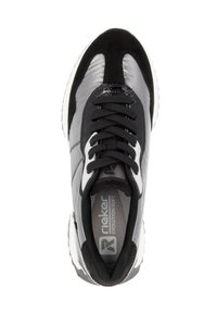 Chaussure de sport noire et grise au design épuré, fabriquée en matériau synthétique, avec une tige texturée, des lacets noirs et un logo sur la semelle intérieure.