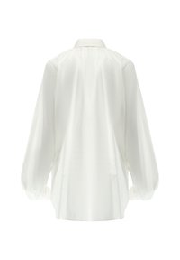 Weiße Bluse mit strukturiertem Kragen, langen Puffärmeln und einem gefalteten Rückendesign. Glattes Material mit einem subtilen Glanz.