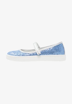 Chaussure Mary Jane bleue pailletée avec bride et bordure argentées, semelle en caoutchouc blanche.