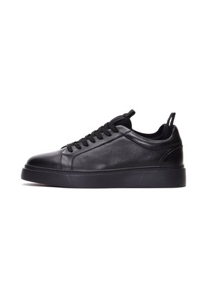 Zwarte leren sneaker met een gladde textuur, ronde neus, vetersluiting en een gevoerde kraag. Voorzien van een solide zwarte rubberen zool.