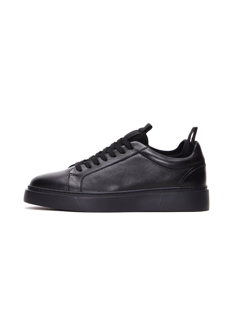 Sneaker in pelle nera con una superficie liscia, punta rotonda, design con lacci e collo imbottito. Presenta una suola in gomma nera solida.