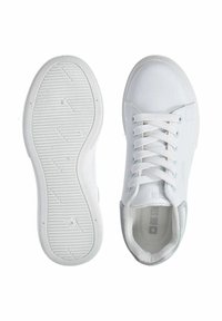 Białe sneakersy z gładką skórzaną cholewką, płaskimi sznurowadłami i teksturowaną gumową podeszwą. Charakteryzują się minimalistycznym designem i subtelnymi detalami marki.
