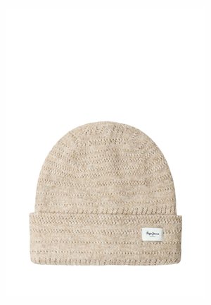 Beige gebreide wintermuts met een gestructureerd patroon en een omgevouwen boord met een klein wit label met tekst op een witte achtergrond.