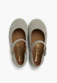 Graue Wildleder-Mary-Jane-Schuhe mit runder Zehenpartie, verstellbarem Riemen mit Knopf und hellbrauner Innensohle mit goldener Logo-Prägung.