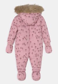Monoski de bebé acolchado rosa con estampado de setas, mitones y botines unidos, y capucha adornada con piel sintética marrón.