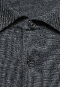 Materialul cămășii polo tricotate de culoare gri închis are o finisare texturată, având un sistem de închidere cu buton din plastic negru. Design simplu al gulerului.