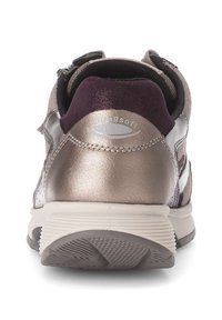 Metallisch bronze und lila Sneaker aus glattem Leder, mit weichen Wildlederakzenten, gepolsterter Schuhkragen und strukturierter beiger Sohle. Logo an der Ferse.