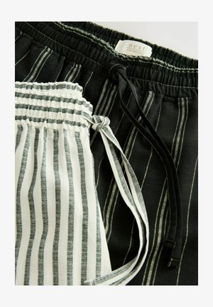 Nohavice s šnúrkou v čiernej a bielej farbe; čierne majú tenké pruhy, zatiaľ čo biele majú širšie šedé pruhy. Ľahký materiál, elastické pásy.