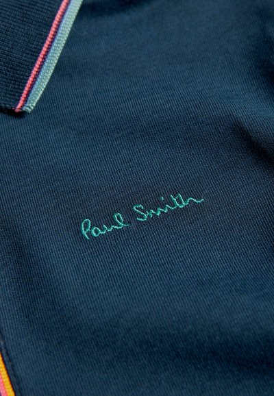 Mornarsko modra polo majica z teksturirano tkanino, barvno črtastim ovratnikom in vezenim logotipom "Paul Smith" v zeleni nitki.