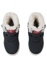 Botas de invierno azul oscuro con forro de pelo sintético blanco, tiras de velcro y una etiqueta de acento roja; suelas de goma resistentes.