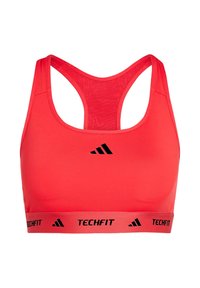 Sostenible deportivo rojo con diseño de espalda nadadora, hecho de tela suave, con un logo TECHFIT negro y detalles de banda elástica.
