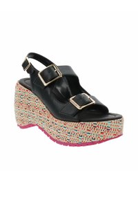 Infradito in pelle nera con zeppa, dotate di due fibbie dorate, caratterizzate da una piattaforma colorata intrecciata e una suola in gomma rosa.