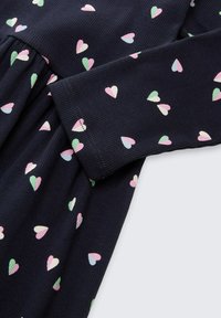 Abito in tessuto a righe blu scuro con maniche corte, caratterizzato da un motivo di piccoli cuori multicolori nei toni di rosa, verde e blu. Design della gonna svasata.