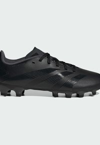 Botas de fútbol negras con un diseño elegante, parte superior texturizada, perforaciones para transpirabilidad y un patrón de tacos multidireccional para tracción.
