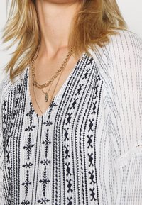 YAS Denní šaty - white