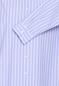 Lyslilla skjorte med hvide lodrette striber, der har en klassisk krave, knaplukning og langeærmer med knapmanchetter.