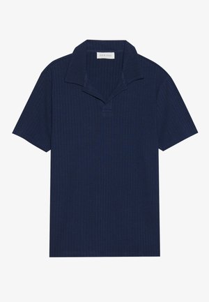 Ναυτικό ριμπ κοντομάνικο πόλο μπλουζάκι με πιεσμένο γιακά, διαθέτοντας διακριτική υφή και ευθύ στρίφωμα. Ετικέτα ραμμένη στον λαιμό.
