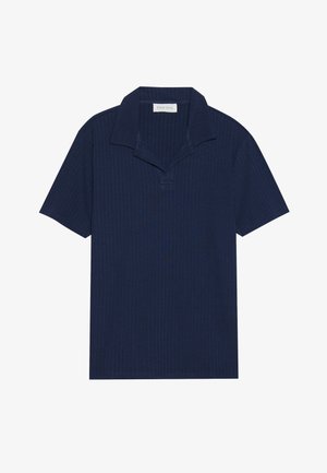 Ναυτικό ριμπ κοντομάνικο πόλο μπλουζάκι με πιεσμένο γιακά, διαθέτοντας διακριτική υφή και ευθύ στρίφωμα. Ετικέτα ραμμένη στον λαιμό.