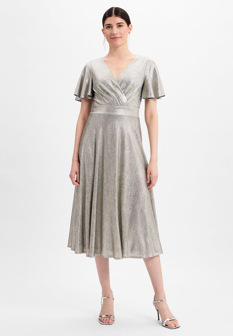 Metallisch silbernes knielanges Kleid mit flatternden Ärmeln, V-Ausschnitt und taillierter Taille. Glatte Textur, ausgestellt Rock, der bis zur Mitte der Wade fließt.