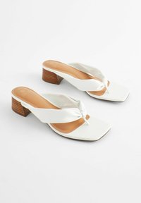 Next FOREVER COMFORT TOE POST - Sandalai su T formos dirželiu - white