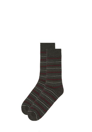 Dunkelgraue Kniestrümpfe bis zur Wade mit horizontalen Streifen in Maroon, Hellgrau und Schwarz, nebeneinander auf einem weißen Hintergrund präsentiert.