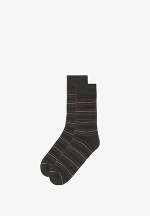 Calzini grigio scuro a metà polpaccio con strisce orizzontali in bordeaux, grigio chiaro e nero, esposti affianco su uno sfondo bianco.