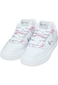 Vita lädersneakers med rosa detaljer, som har en vadderad krage, rund tå, snörningsdesign och signaturlogotyp på tungan och sidan.