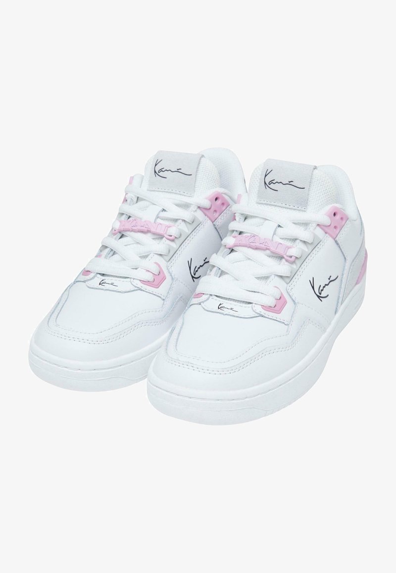 Vita lädersneakers med rosa detaljer, som har en vadderad krage, rund tå, snörningsdesign och signaturlogotyp på tungan och sidan.