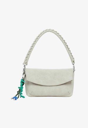 Lys grå suedetaske med et flettet strop, frontklaplukning, præget logo og en dekorativ charm med farverige accenter.