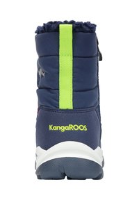 Dunkelblaue Winterstiefel mit strukturierter Oberseite, leuchtend grünem Fersenriemen, Fleecefutter und weißer Gummisohle; mit KangaROOS-Branding.